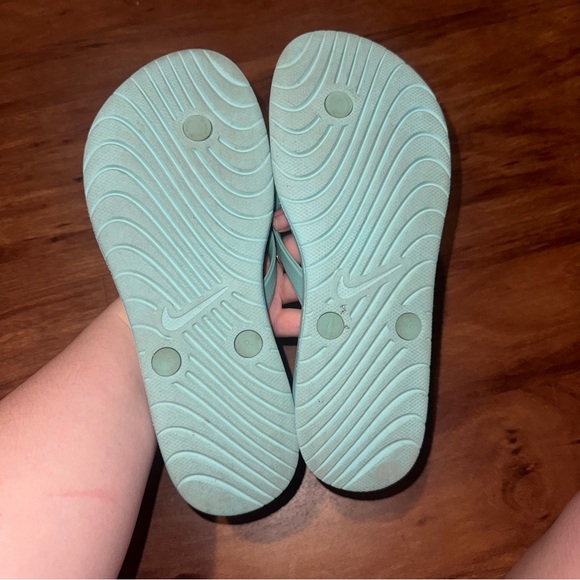 nike flip flops - Picture 3 of 3
